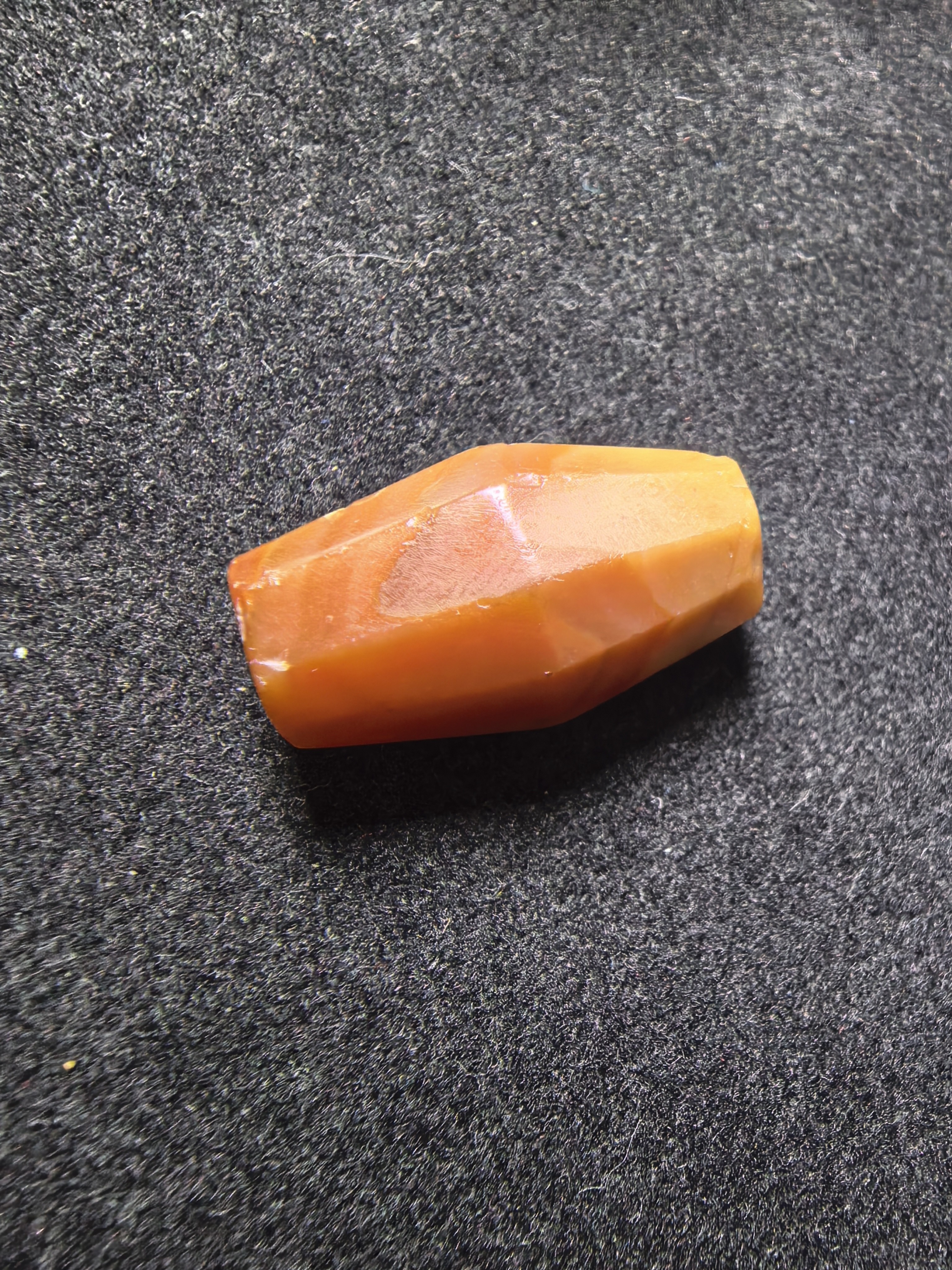 藏传千年红玉髓棱珠S