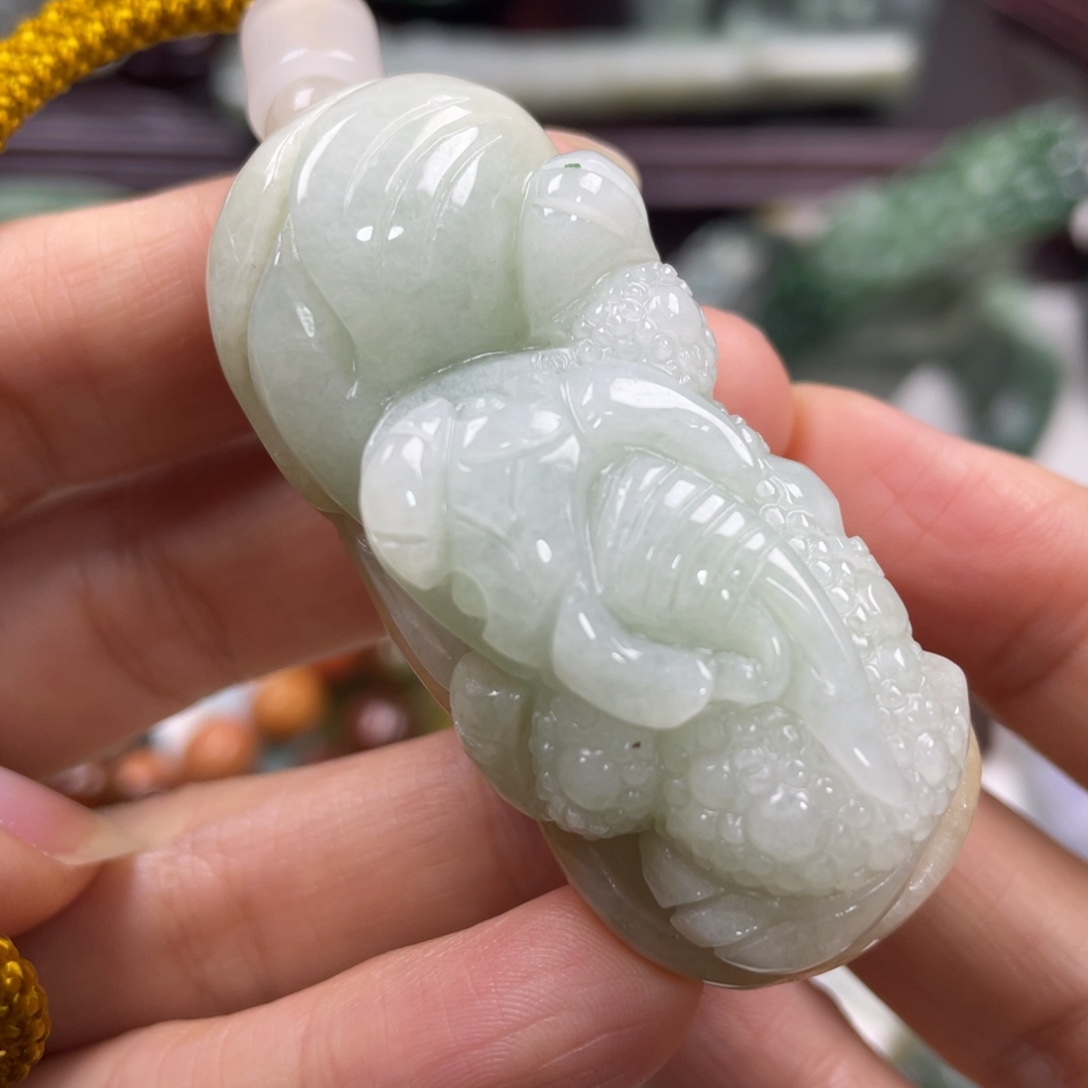 翡翠未镶嵌颈饰牌子