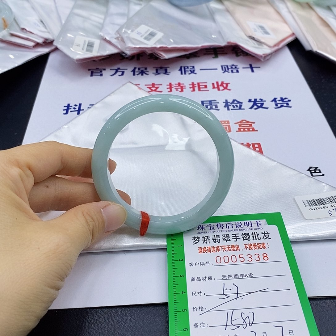 翡翠手镯未镶嵌翡翠手镯