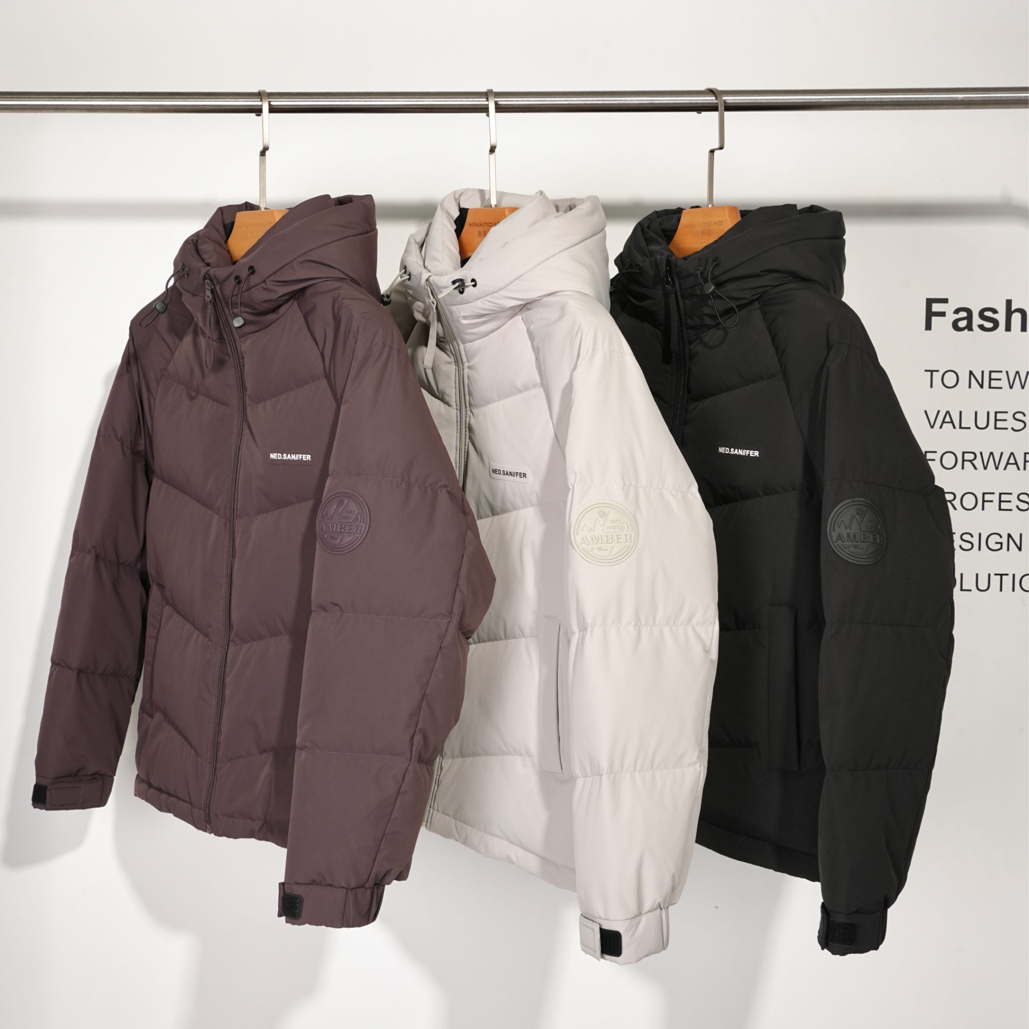 QIBIBA/七比八冬季白鸭绒保暖0压感雾面磨砂格纹加厚连帽羽绒服男