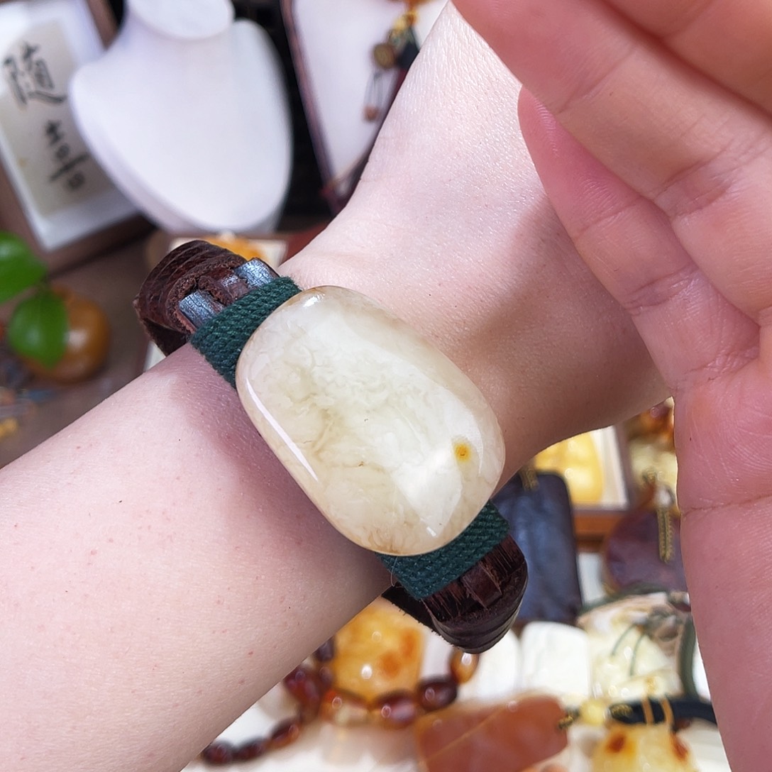 琥珀珠宝奇石未镶嵌。