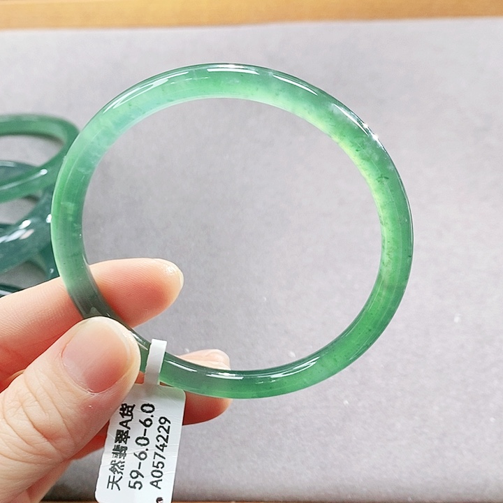 翡翠未镶嵌手镯（圆镯）