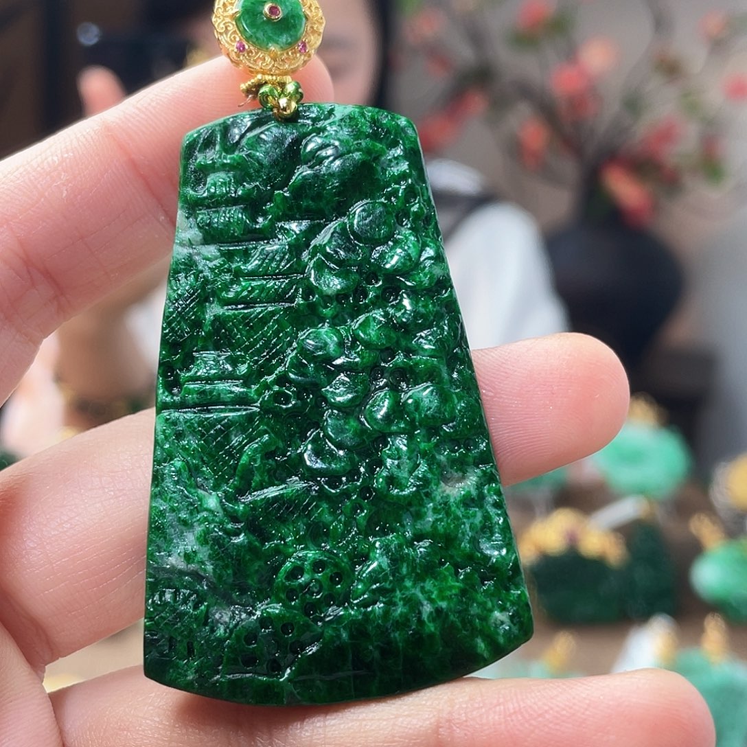 翡翠未镶嵌吊坠(赠链)