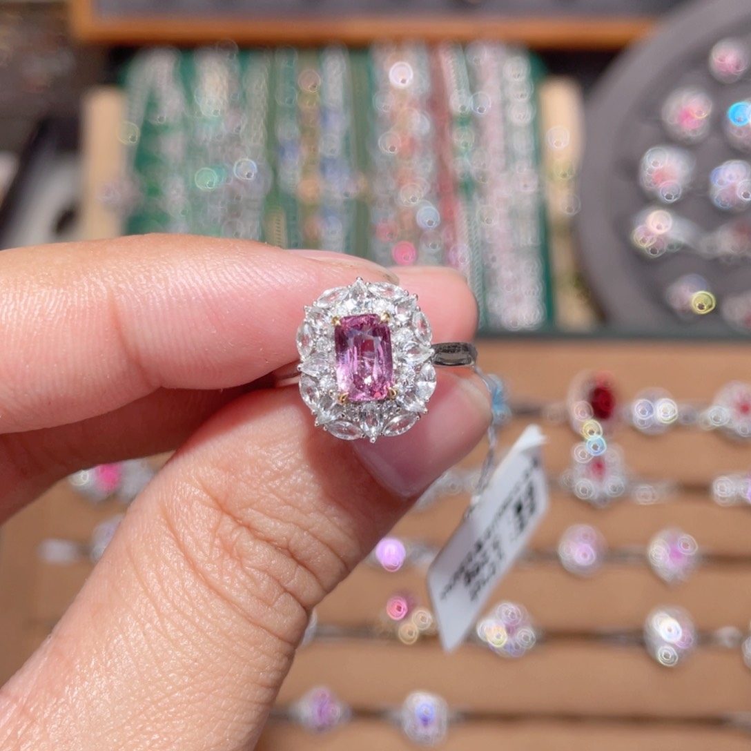 彩色蓝宝石戒指18K金镶嵌牡****车1.01ct 无烧