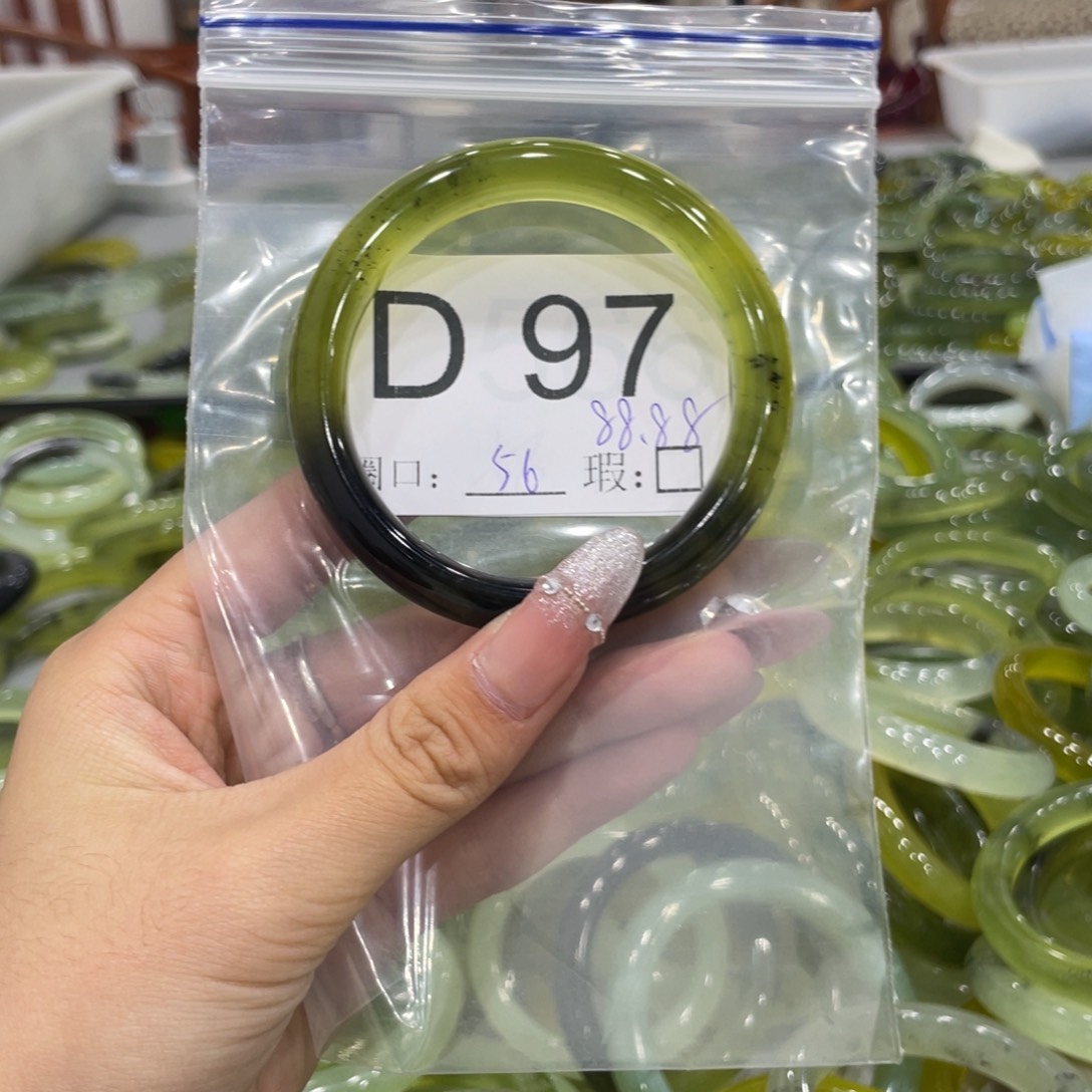 未镶嵌蛇纹石玉颈饰上****。