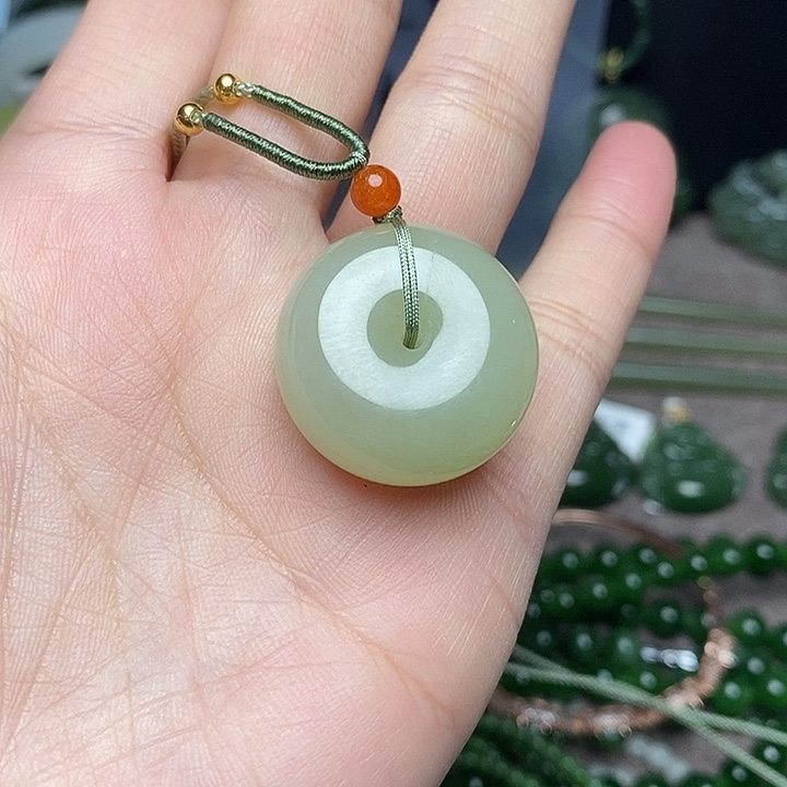 T***a和田玉未镶嵌颈饰