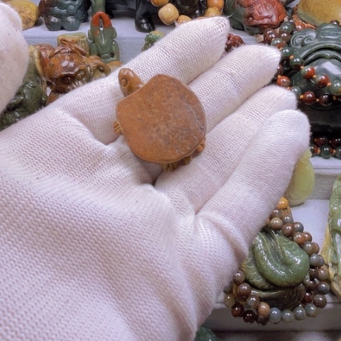 岫岩河磨玉（透闪石质玉）吊坠(不含链)未镶嵌谜****！