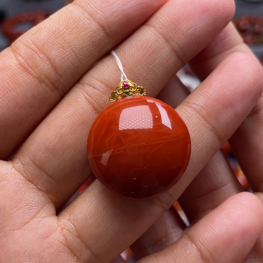 南红玛瑙18K金镶嵌珠宝奇石圆牌吊坠