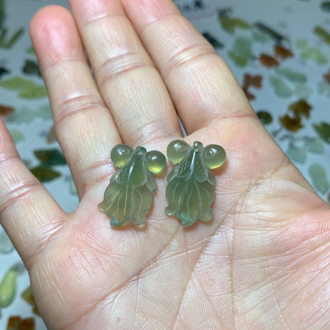 蛇纹石玉未镶嵌耳环