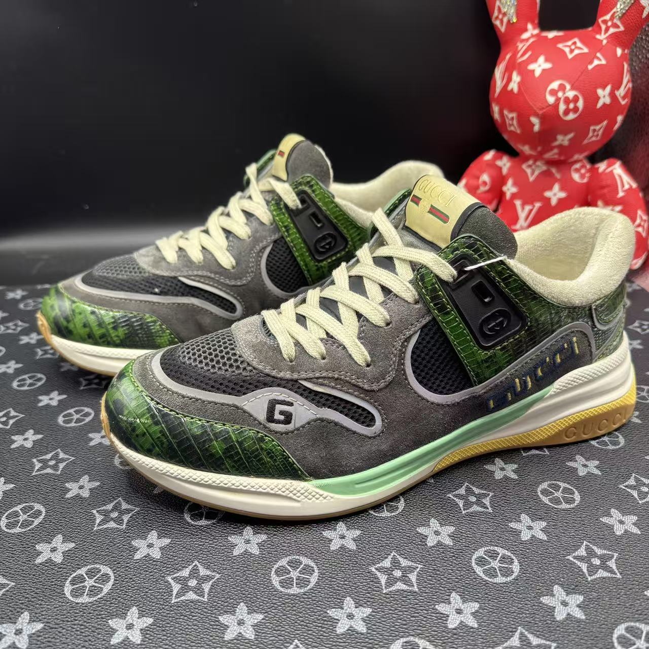 95新 GUCCI/古驰 男士灰绿蜥蜴纹复古运动鞋41欧码 ddm3481 
