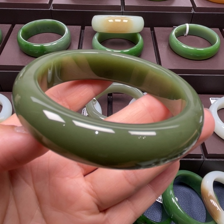 叶***叶和田玉未镶嵌手镯