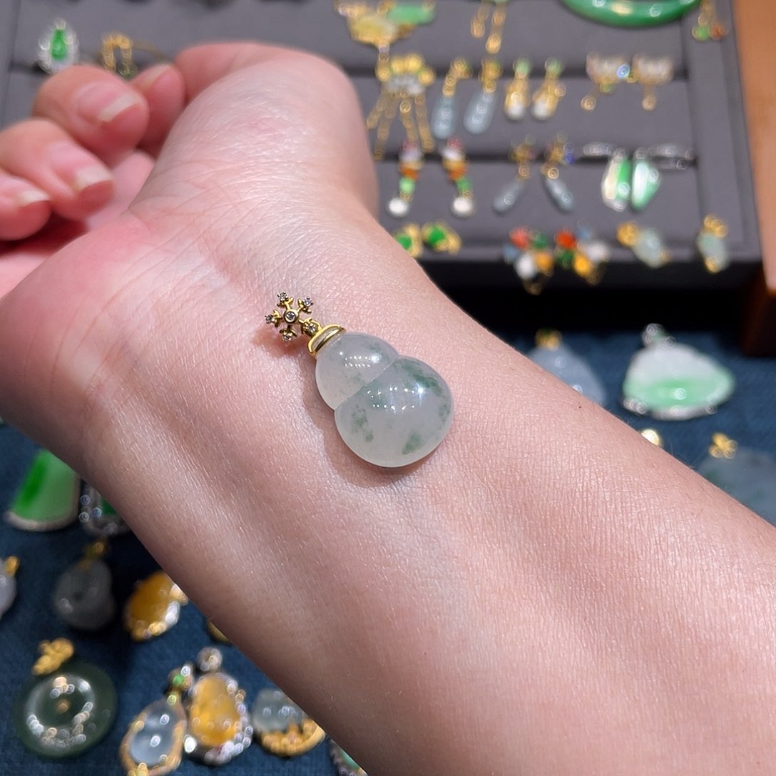 翡翠颈饰18K金镶嵌冰飘花葫芦