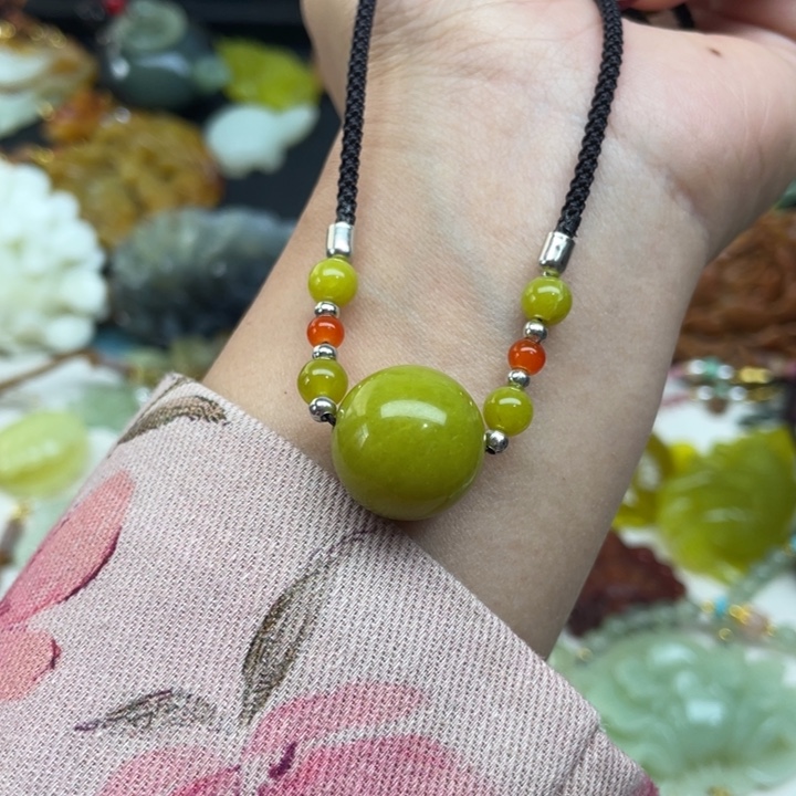 蛇纹石玉未镶嵌颈饰