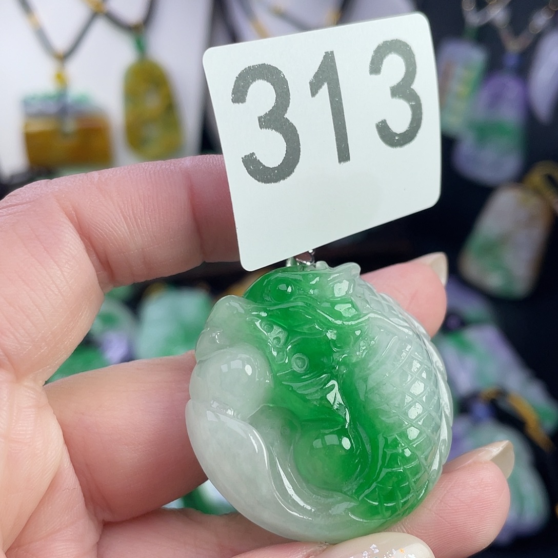 翡翠未镶嵌吊坠(赠链)