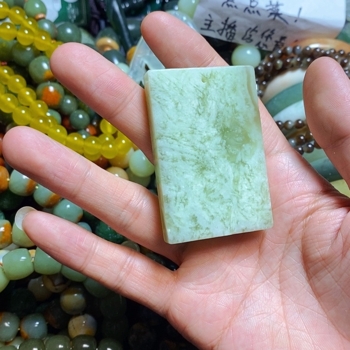 蛇纹石玉颈饰未镶嵌