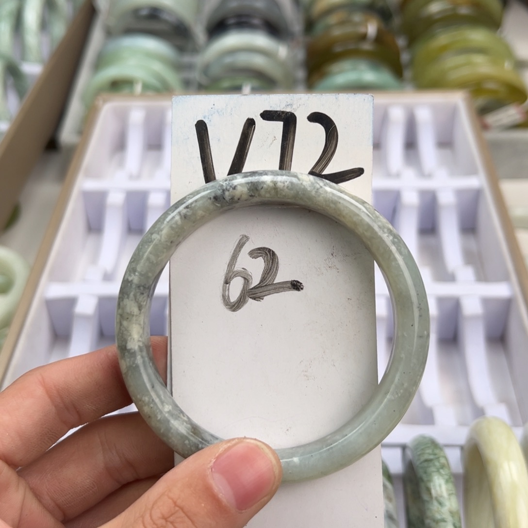 岫玉手镯未镶嵌天然岫玉微瑕，可以正常佩戴