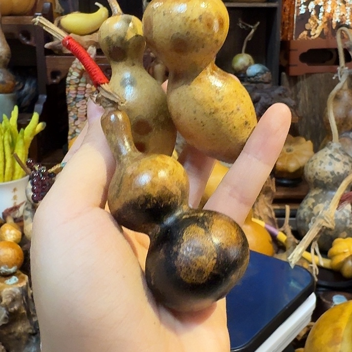 两***号木质类葫芦，手把花皮异形，
