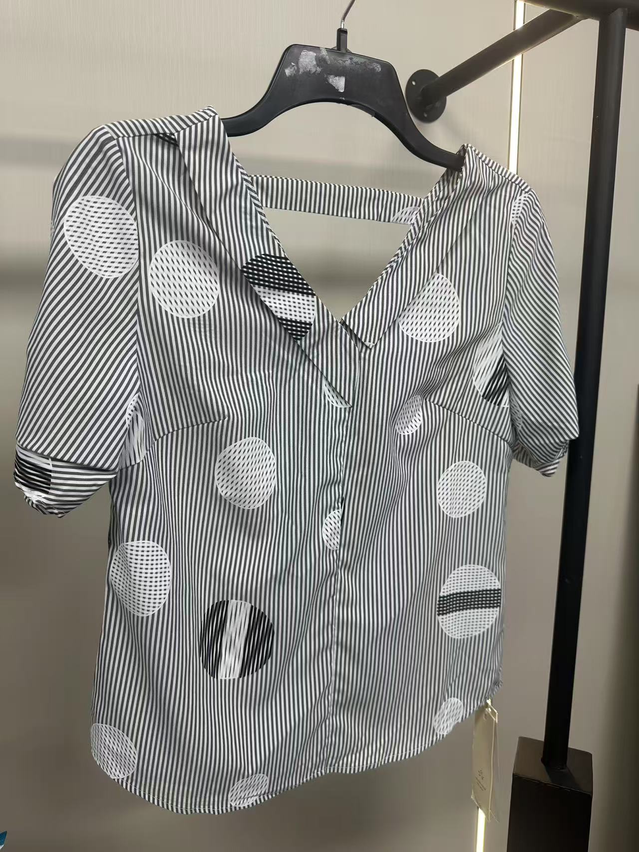 随机上衣一件