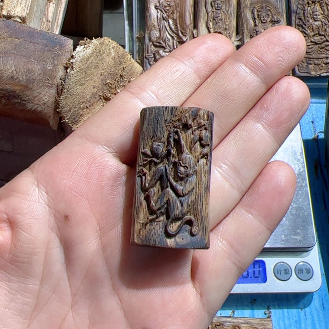 沉香吊坠白棋猴字5.5克