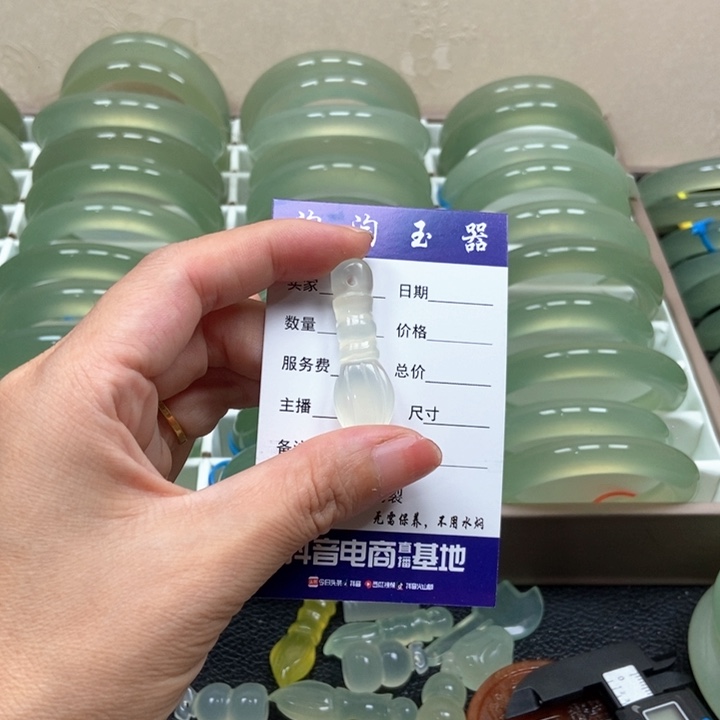 蛇纹石玉未镶嵌吊坠四***?