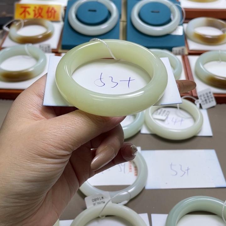 和田玉手镯未镶嵌锦*