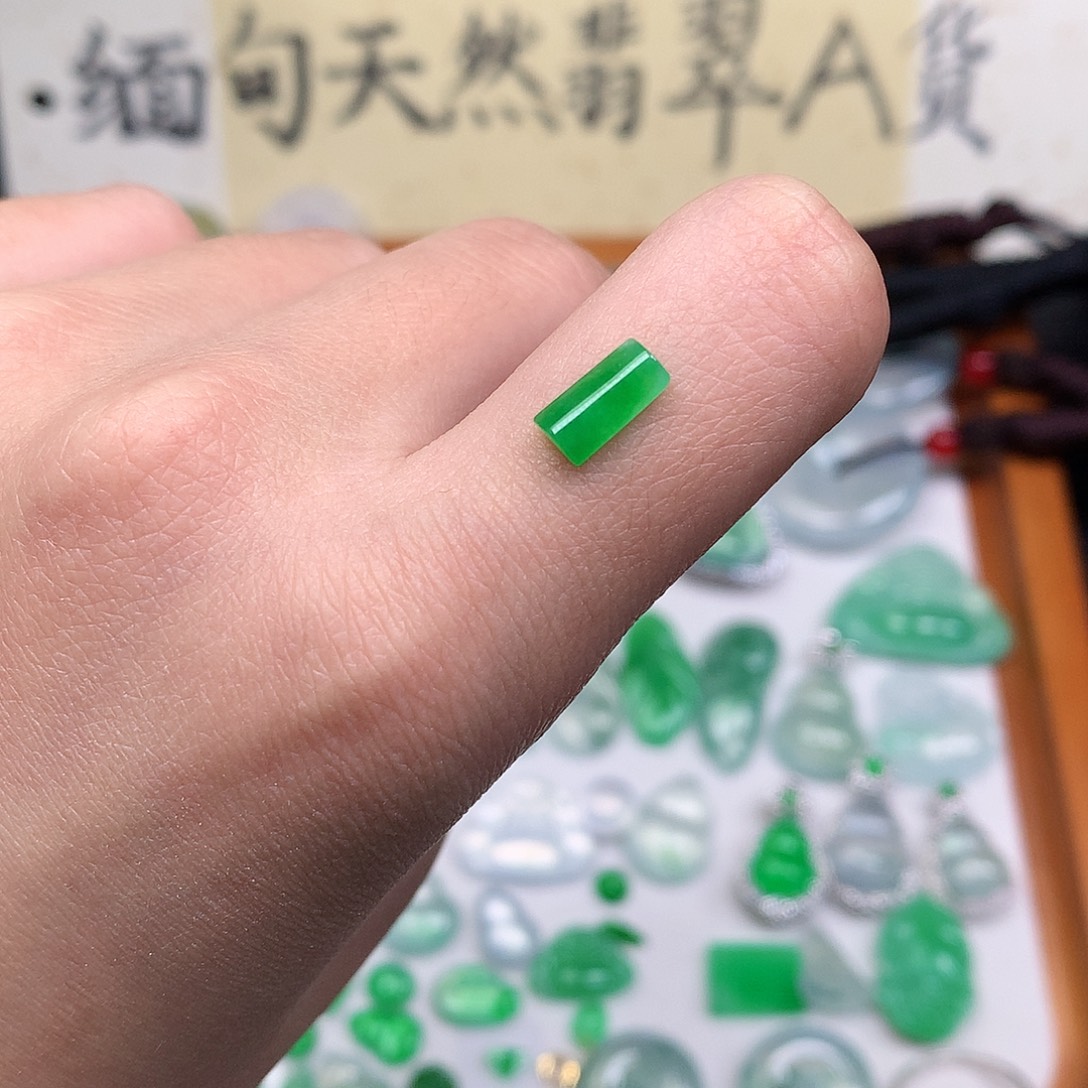 翡翠裸石缅甸天然A货翡翠阳绿随形