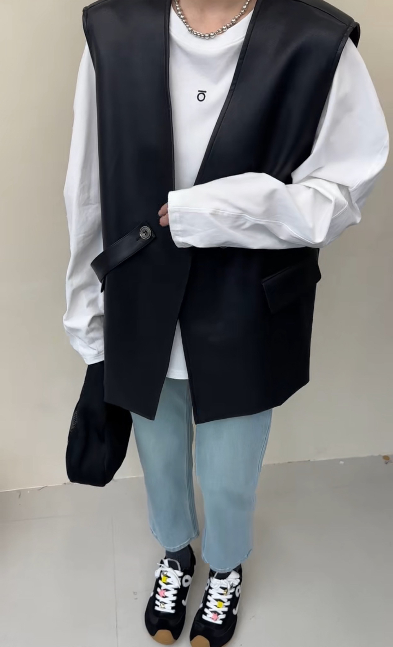 早春新款设计感纽扣皮马甲