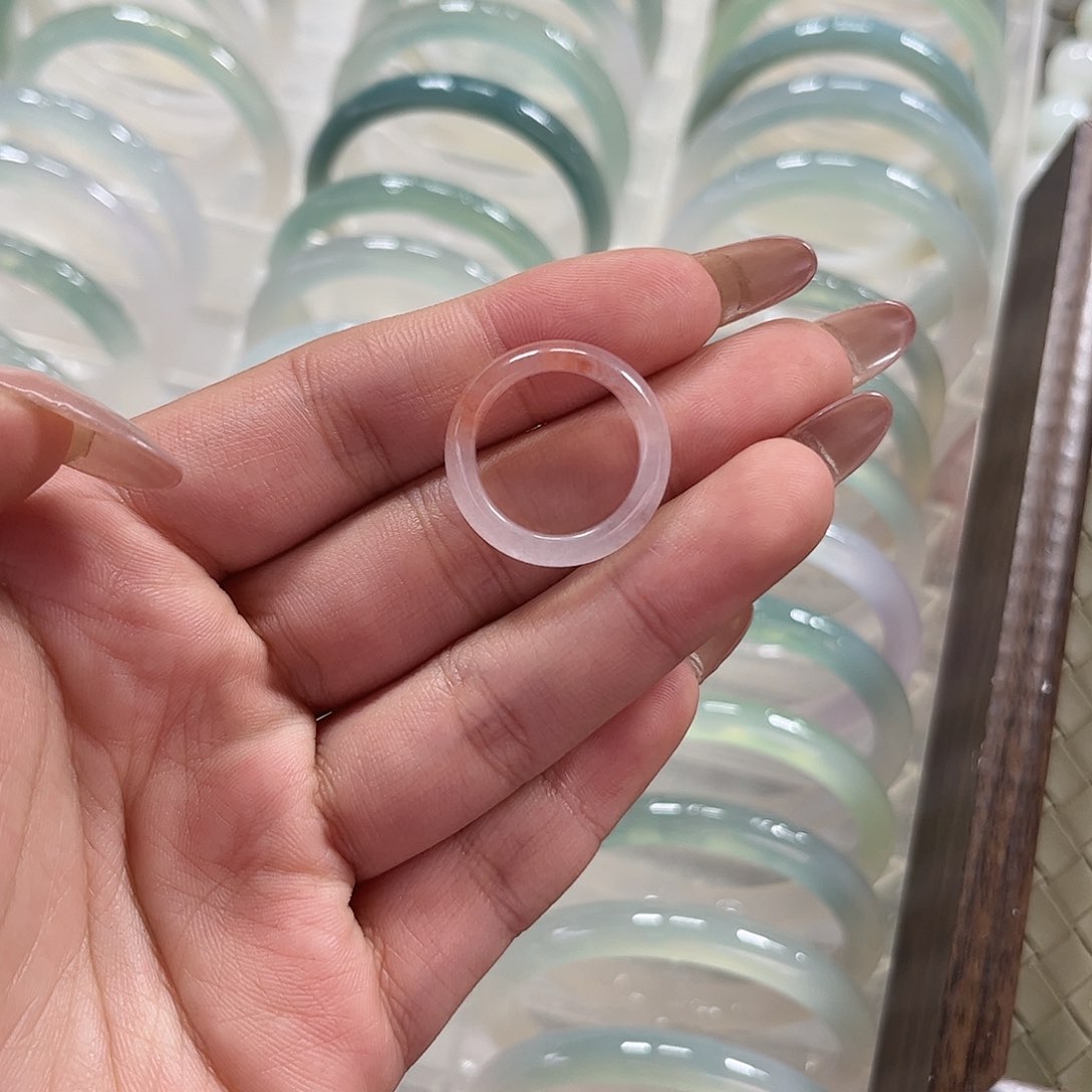 未镶嵌石英质玉戒指玫**贼