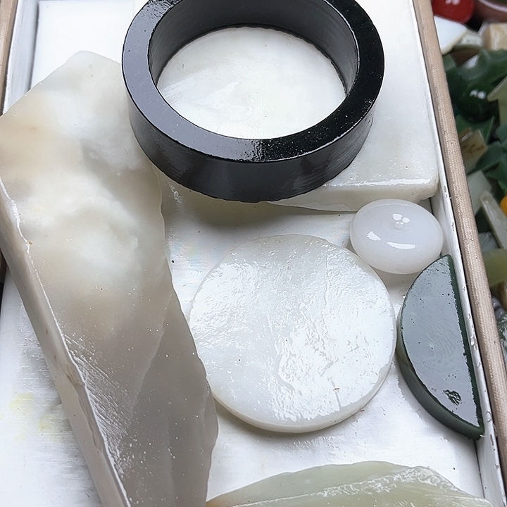 和田玉（糖玉）和田玉边角料9K金镶嵌黄*东