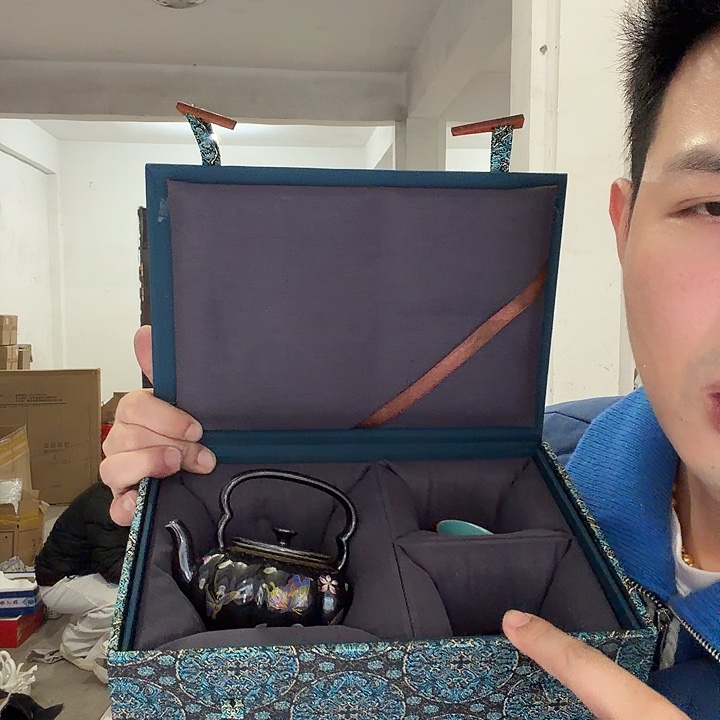 一套装的瓷器的东西