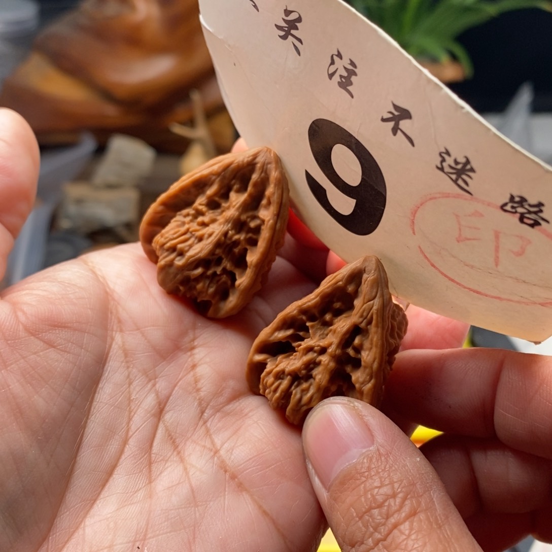 把件文玩核桃红狮子佛肚