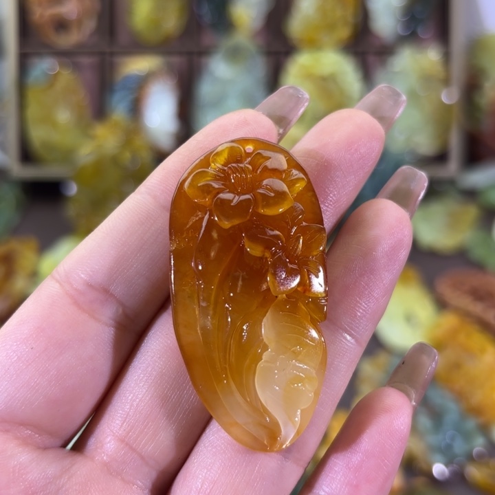 未镶嵌蛇纹石玉颈饰揽*?