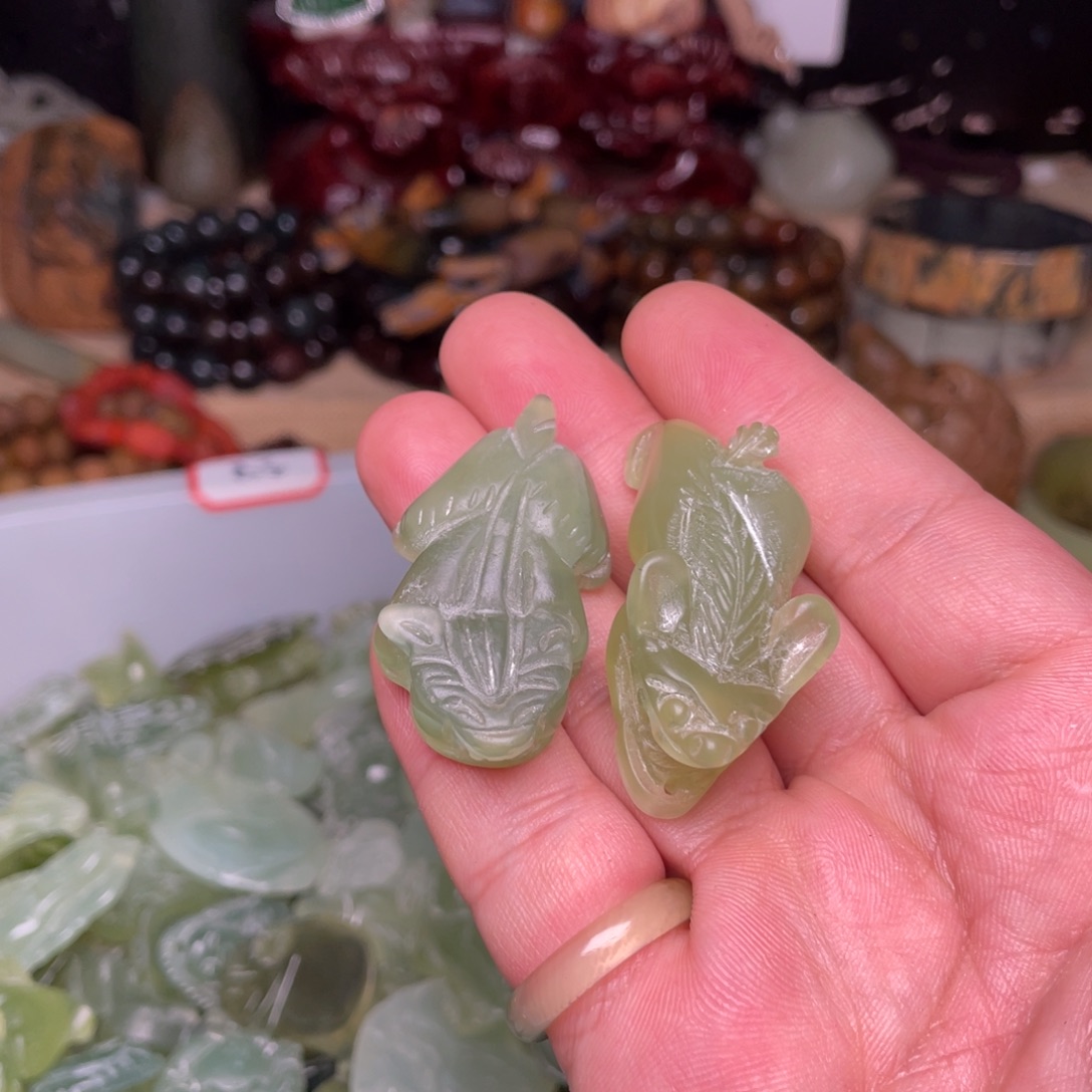 未镶嵌蛇纹石玉颈饰两个貔貅