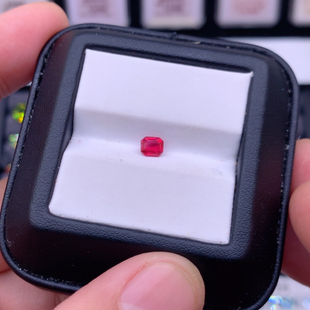 尖晶石裸石0.55克拉曼辛绝地武士