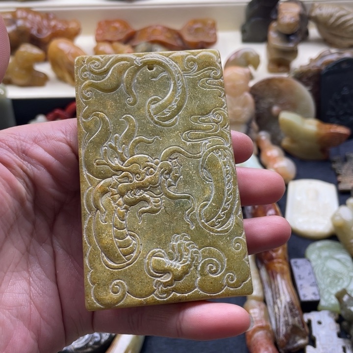 蛇纹石玉颈饰未镶嵌