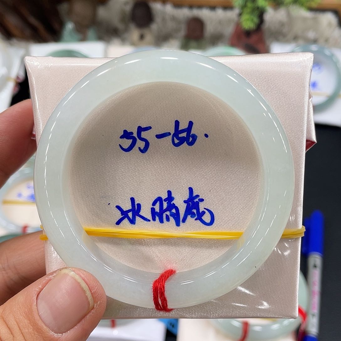 翡翠手镯未镶嵌翡翠
