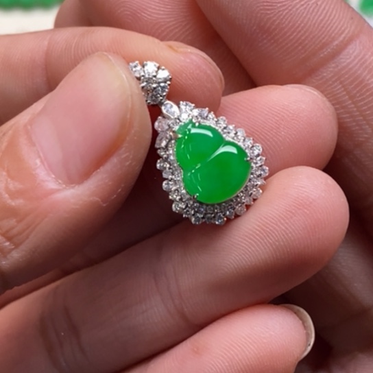 翡翠18K金镶嵌颈饰吊坠