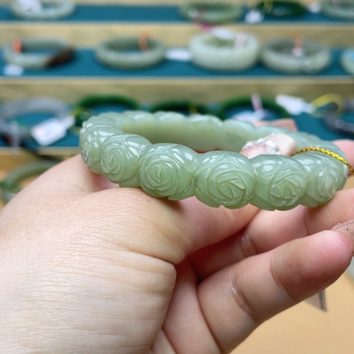 和田玉手镯57圈口。编号37未镶嵌