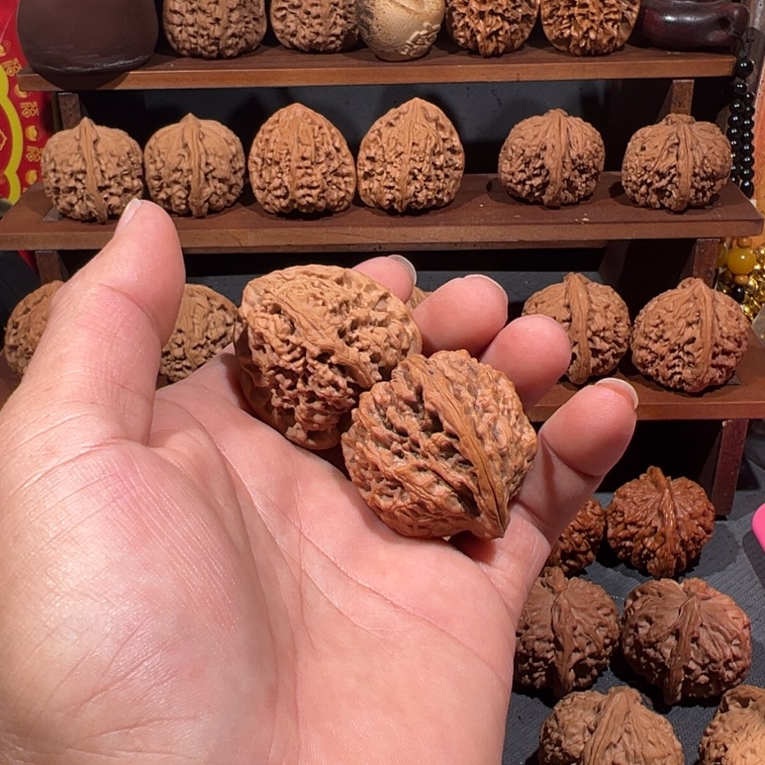 与***辰吊坠文玩核桃南疆石40全家福