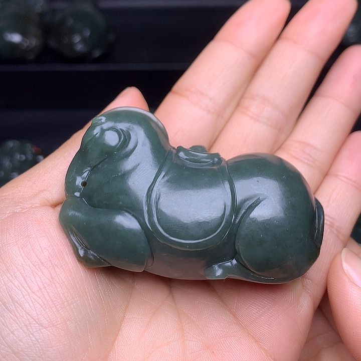 一***雕和田玉未镶嵌颈饰