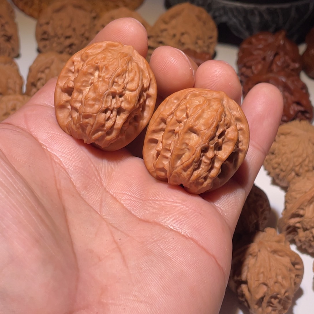 文玩核桃吊坠向*走磐石