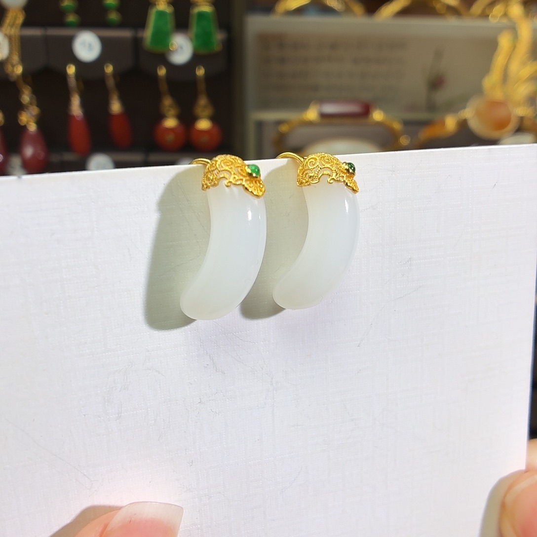 颈饰18K金镶嵌和田玉