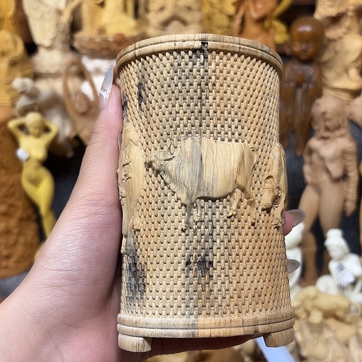 黄杨木黄杨木小叶斗牛笔筒瑕疵