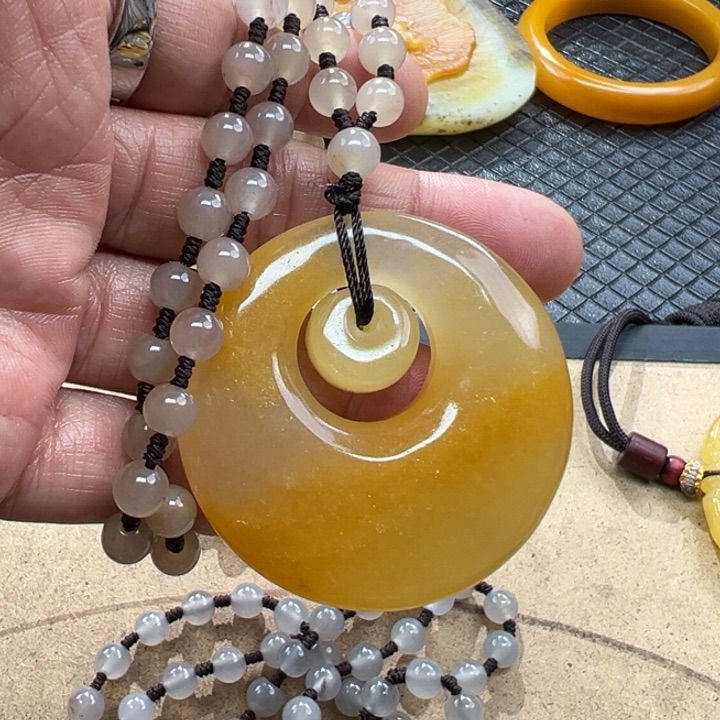 石英质玉（黄龙玉）颈饰未镶嵌