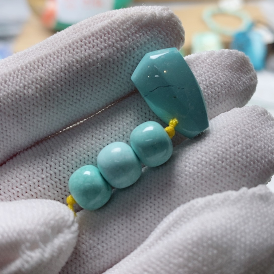 绿松石颈饰未镶嵌