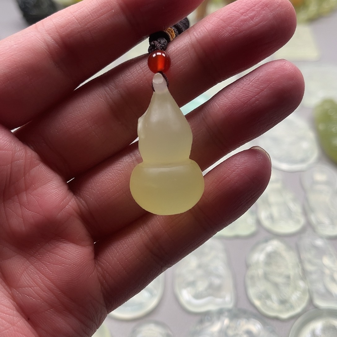 蛇纹石玉颈饰未镶嵌