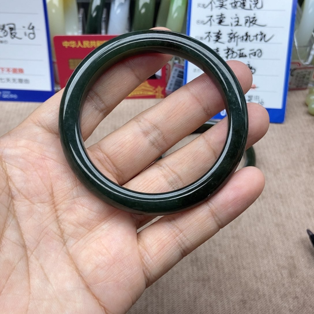 和田玉手镯未镶嵌好****