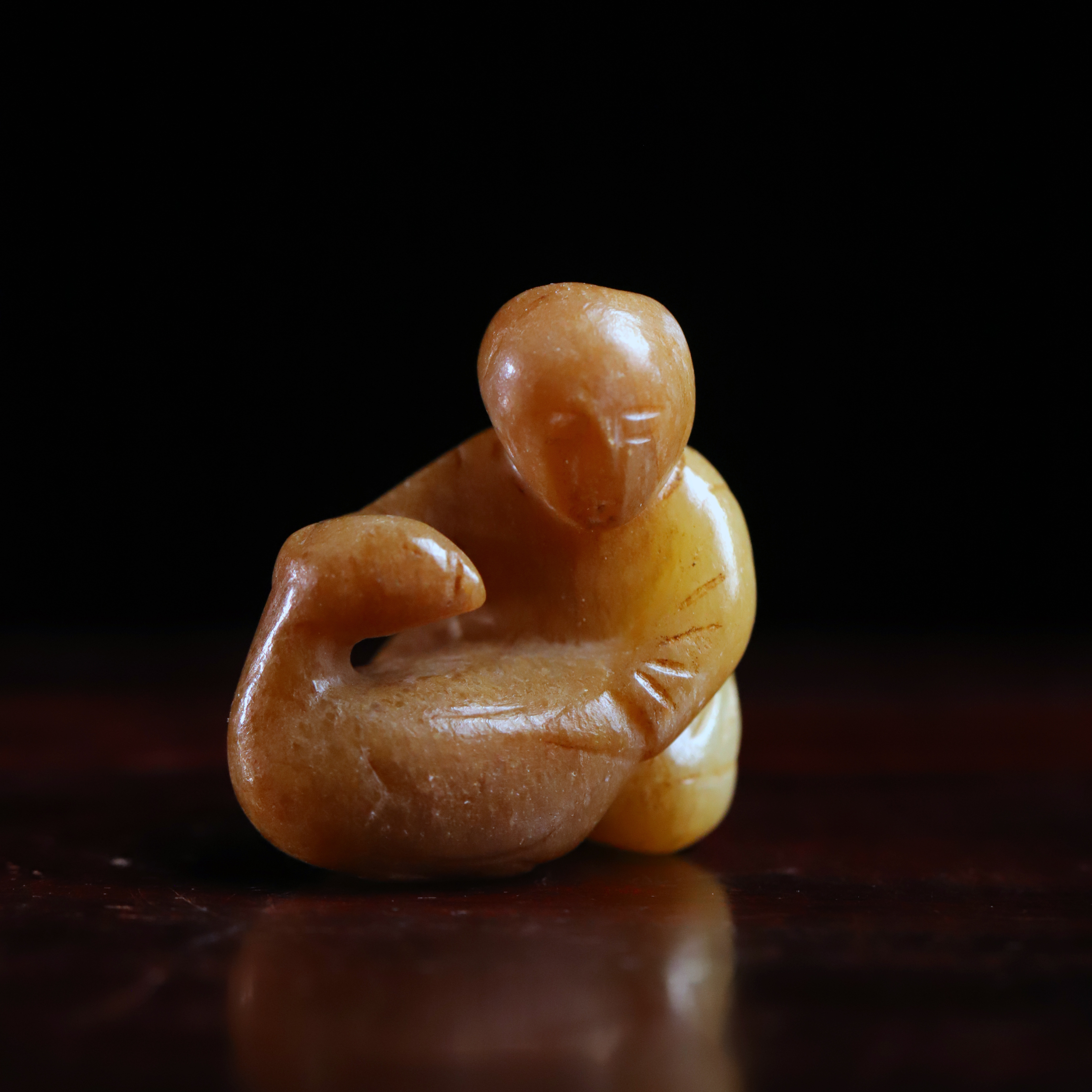 明代和田玉戏鹅童子