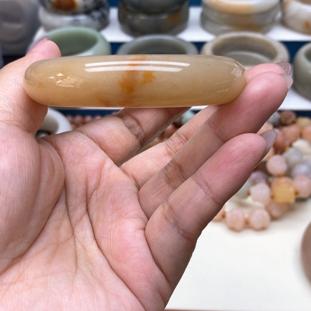 石英质玉手镯未镶嵌比****?