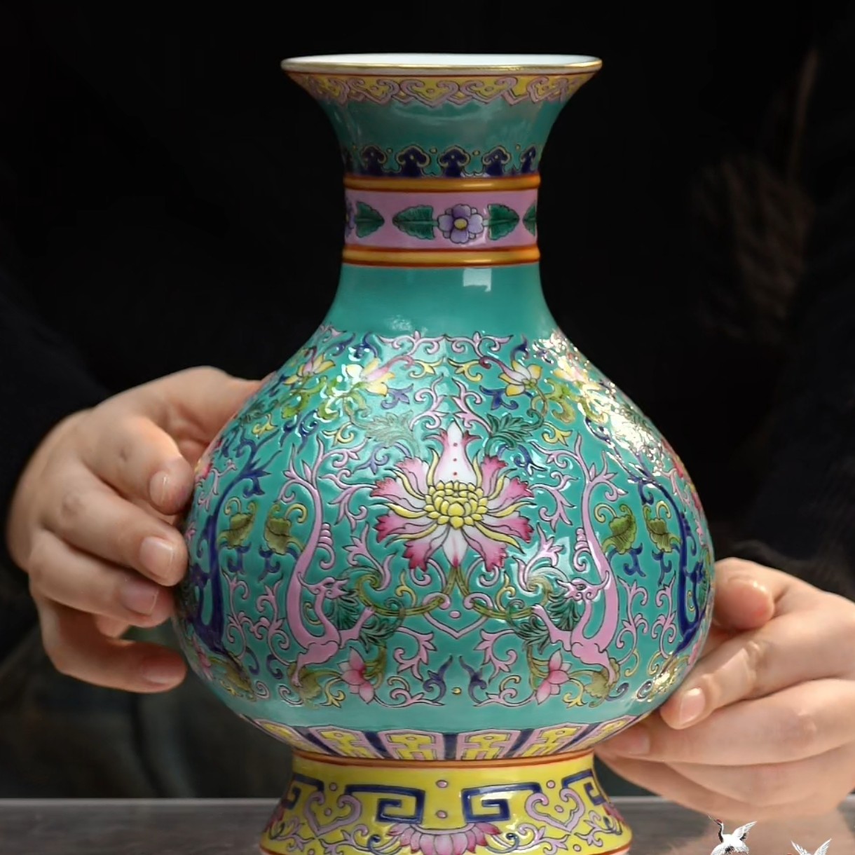 松石绿釉地粉彩夔龙穿花纹琵琶尊